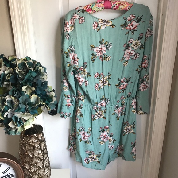 Mint green floral sleeved romper - Picture 2 of 4
